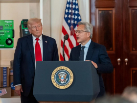 黃仁勳言必稱川普！他重申美科技業有中國市場「很重要」，但不忘稱讚川普展現領導力，宣示美國必須做全球AI霸主